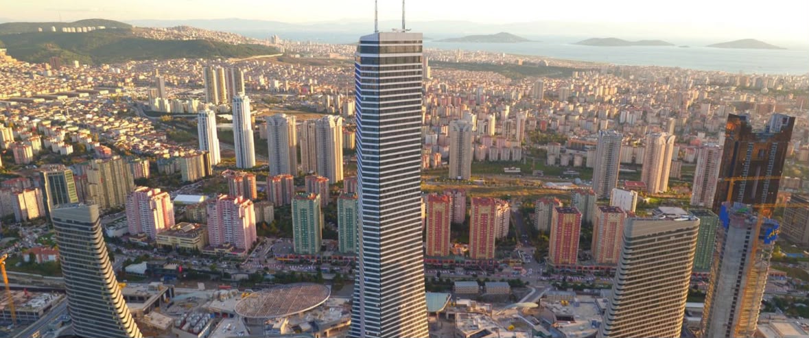 Şehir silüetinde yükselen iş kuleleri