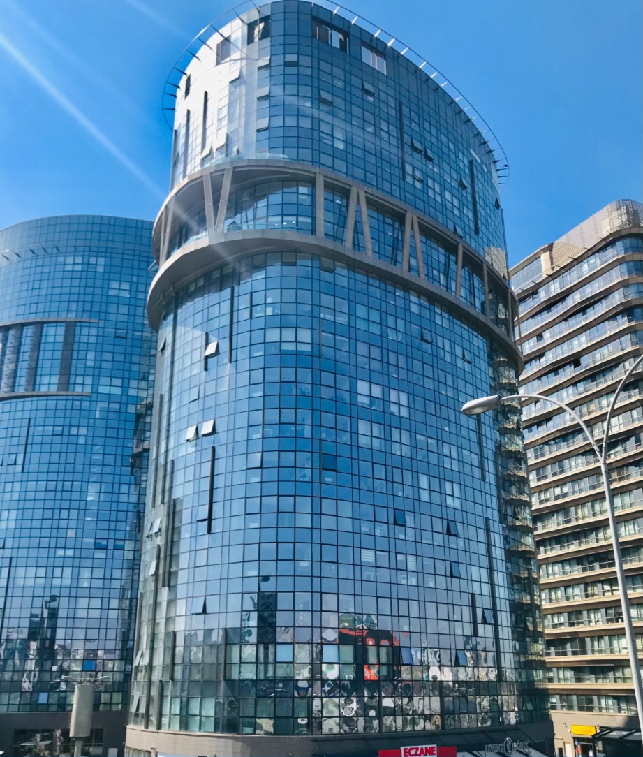 Cam cepheli çağdaş ofis yapısı