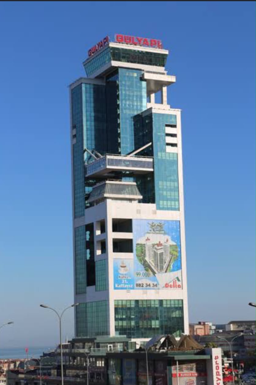 Şehir içindeki yüksek ofis binası